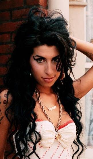 Amy Winehouse biography, birth date, birth place and pictures