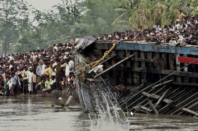 Indian officials still seeking for 100 bodies from the ferry disaster