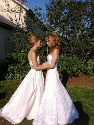 Country singer Chely Wright married Lauren Blitzer on Saturday Country singer Chely Wright married Lauren Blitzer on Saturday