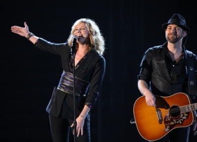 Jennifer Nettles marries Justin Miller after dating for two years Jennifer Nettles marries Justin Miller after dating for two years