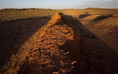 British explorer discovered new section of Great Wall in Mongolia, dated 115 BC